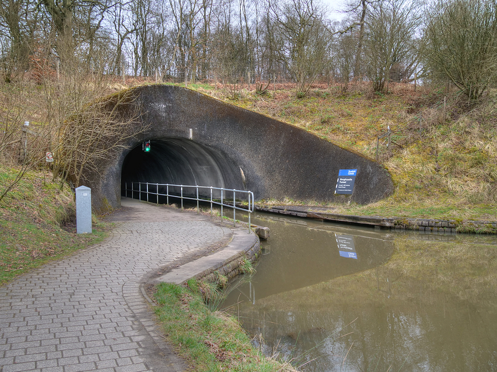 Photograph of tunnel North entrance (c) Geograph ?? 6408997 0cf38c4b original null  ?? null